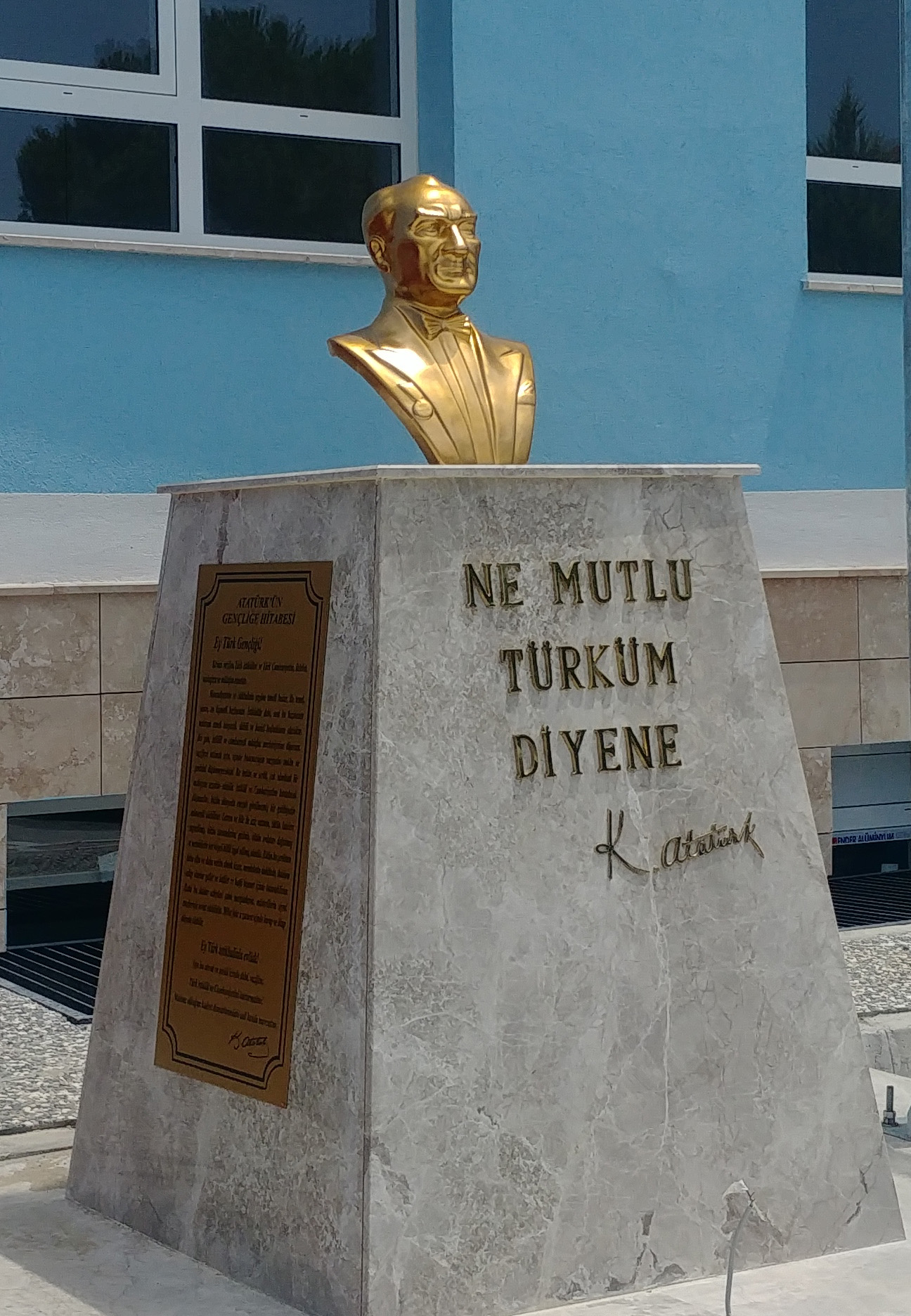 Urla Albay Ali Çolak İbrahim Bey İlk Öğretim Okulu Atatürk Büstü Pirinç Harf Uygulaması